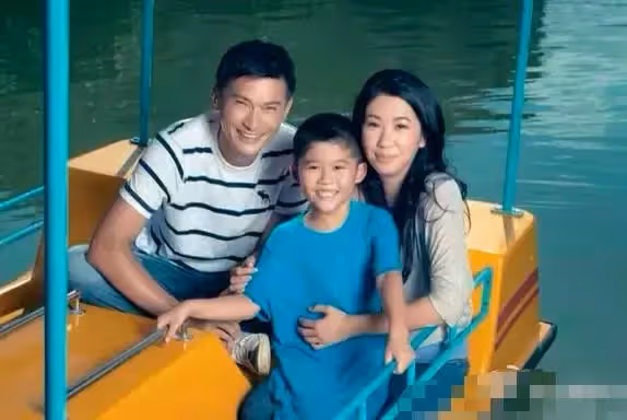 54歲影帝罕見露面，身材挺拔依舊帥氣，為自閉症兒子息影仍幸福
