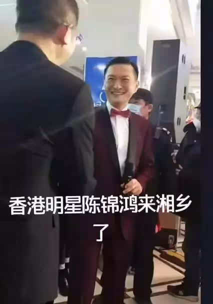 54歲影帝罕見露面，身材挺拔依舊帥氣，為自閉症兒子息影仍幸福