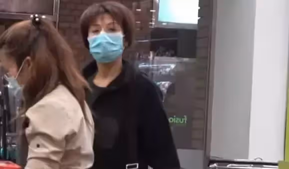 56歲葉子楣近照曝光，退圈28年，住5800萬豪宅過「單身生活」，網狂贊：妥妥的富婆