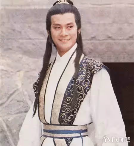 72歲鄭少秋仍堅持拍戲！身材單薄「片場寸步難行7人攙扶」被目擊在賣場「低調包緊緊」爽買特價品