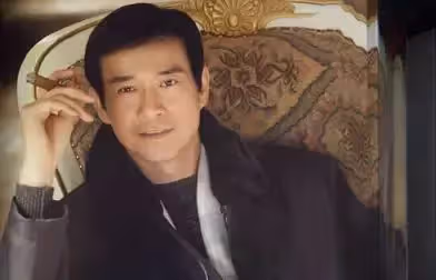 72歲鄭少秋仍堅持拍戲！身材單薄「片場寸步難行7人攙扶」被目擊在賣場「低調包緊緊」爽買特價品