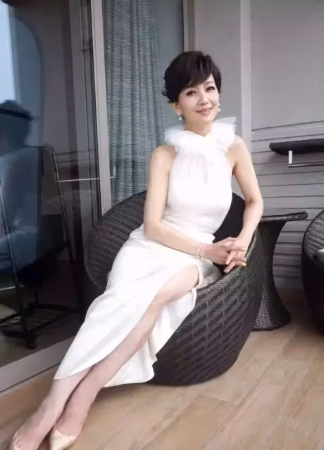 在酒店拍到趙雅芝，嘴角凹陷脖頸皺紋很深，網友：這才是真實的66歲