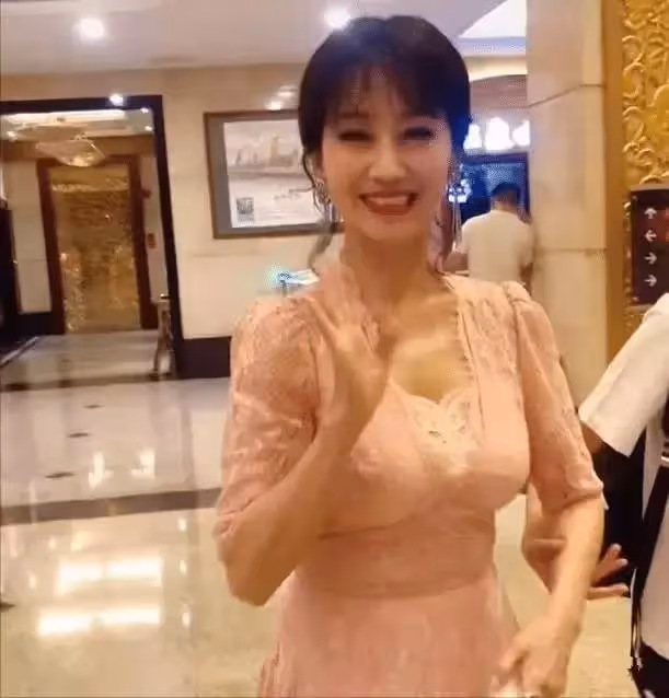 在酒店拍到趙雅芝，嘴角凹陷脖頸皺紋很深，網友：這才是真實的66歲