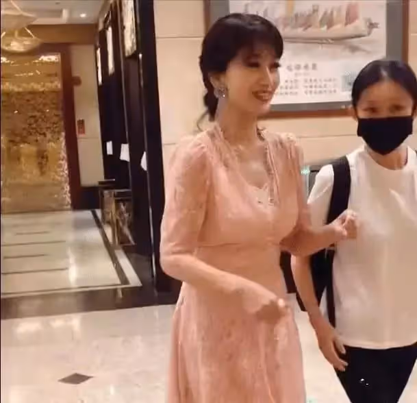 在酒店拍到趙雅芝，嘴角凹陷脖頸皺紋很深，網友：這才是真實的66歲