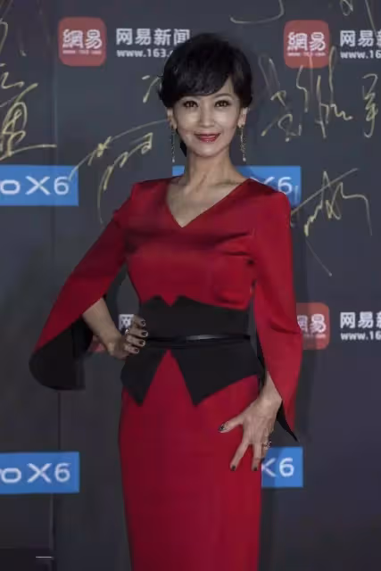 在酒店拍到趙雅芝，嘴角凹陷脖頸皺紋很深，網友：這才是真實的66歲