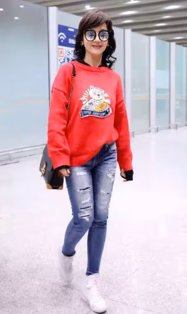 在酒店拍到趙雅芝，嘴角凹陷脖頸皺紋很深，網友：這才是真實的66歲