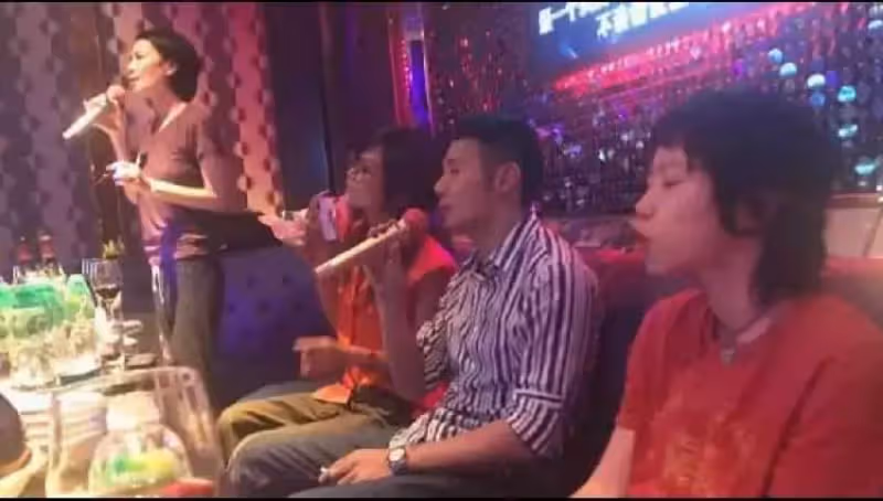 這才是真實的王菲，穿T恤唱歌身材下垂，網友：比普通人有氣質