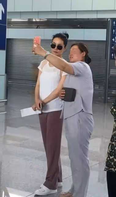 這才是真實的王菲，穿T恤唱歌身材下垂，網友：比普通人有氣質