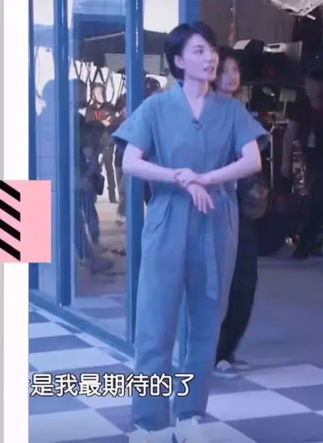 這才是真實的王菲，穿T恤唱歌身材下垂，網友：比普通人有氣質