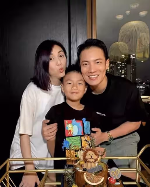 楊千嬅罕曬全家福！眼窩深陷雙目無神，發福嚴重「轉型做賢妻良母」，小5歲老公髮際線高額頭寬，兒子長大「超像爸爸」