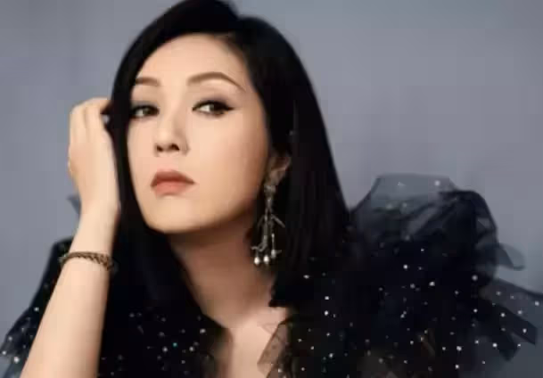 楊千嬅罕曬全家福！眼窩深陷雙目無神，發福嚴重「轉型做賢妻良母」，小5歲老公髮際線高額頭寬，兒子長大「超像爸爸」