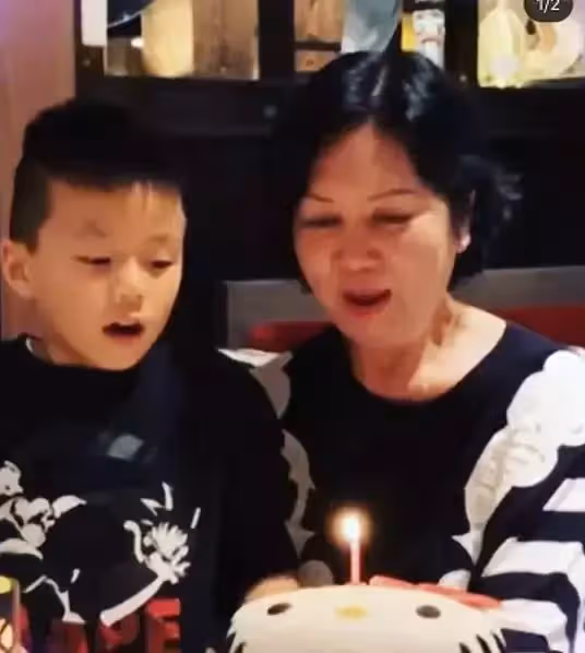 楊千嬅罕曬全家福！眼窩深陷雙目無神，發福嚴重「轉型做賢妻良母」，小5歲老公髮際線高額頭寬，兒子長大「超像爸爸」