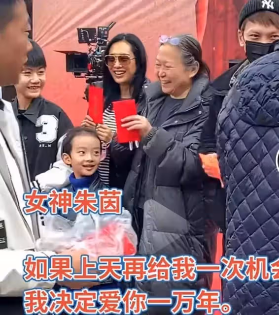 不包裝的朱茵還沒素人漂亮,素顏土黃又憔悴,身高矮的特別真實!網友:差距太大了吧