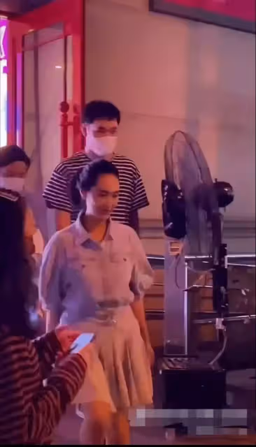 不包裝的朱茵還沒素人漂亮,素顏土黃又憔悴,身高矮的特別真實!網友:差距太大了吧
