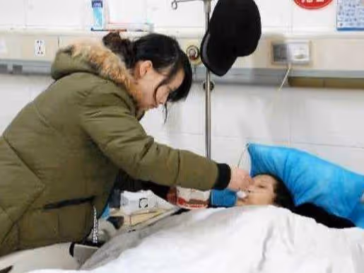 我月薪兩萬,婆婆癱瘓後小姑子讓我辭職照顧,我給她一巴掌