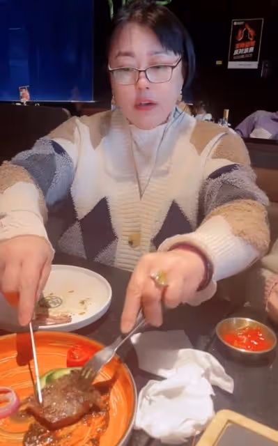 李菁菁攜全家吃大餐！滿身寶石太奪目，女兒穿辱華品牌服裝引爭議