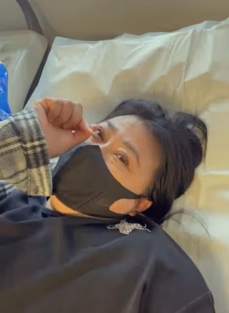 李菁菁攜全家吃大餐！滿身寶石太奪目，女兒穿辱華品牌服裝引爭議