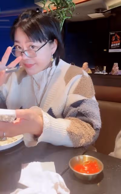 李菁菁攜全家吃大餐！滿身寶石太奪目，女兒穿辱華品牌服裝引爭議