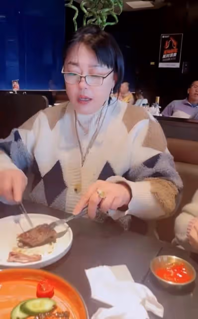 李菁菁攜全家吃大餐！滿身寶石太奪目，女兒穿辱華品牌服裝引爭議
