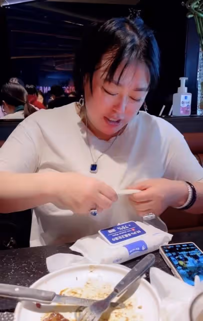 李菁菁攜全家吃大餐！滿身寶石太奪目，女兒穿辱華品牌服裝引爭議