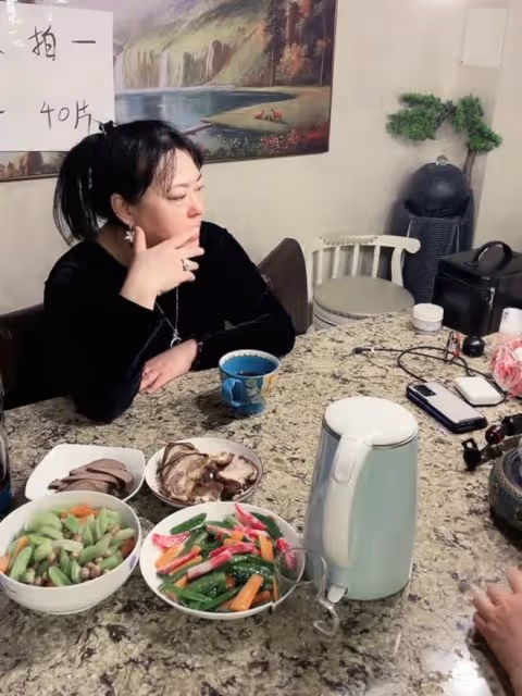 李菁菁攜全家吃大餐！滿身寶石太奪目，女兒穿辱華品牌服裝引爭議