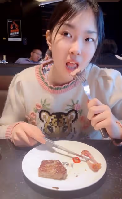 李菁菁攜全家吃大餐！滿身寶石太奪目，女兒穿辱華品牌服裝引爭議