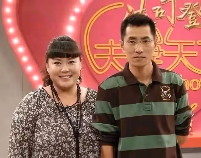 李菁菁攜全家吃大餐！滿身寶石太奪目，女兒穿辱華品牌服裝引爭議
