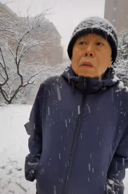 64歲潘長江風波後首現身，神情落寞心事重重，身上落滿雪背影淒涼