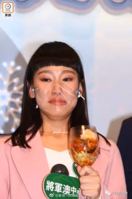 突發！TVB新晉小花淚灑現場，否認工作過勞導致生病跌倒