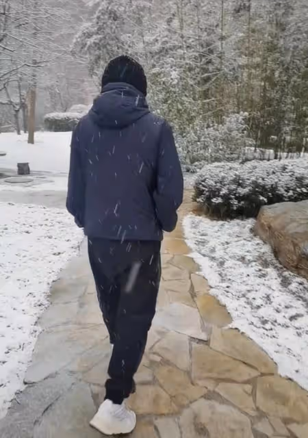 64歲潘長江風波後首現身，神情落寞心事重重，身上落滿雪背影淒涼