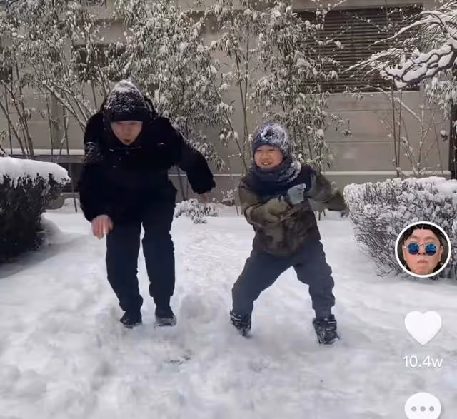 64歲潘長江風波後首現身，神情落寞心事重重，身上落滿雪背影淒涼