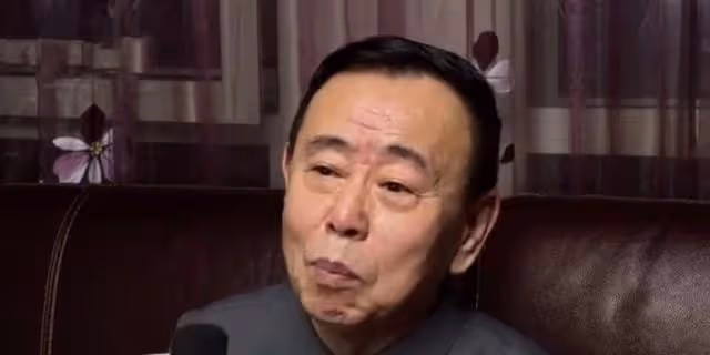 64歲潘長江風波後首現身，神情落寞心事重重，身上落滿雪背影淒涼