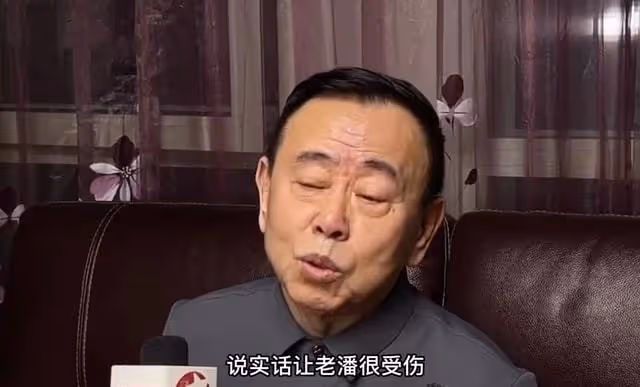 64歲潘長江風波後首現身，神情落寞心事重重，身上落滿雪背影淒涼