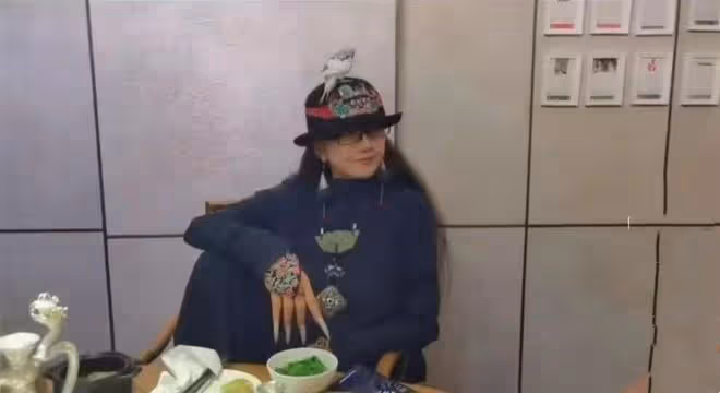 63歲楊麗萍與友聚餐惹爭議！腳踩座椅頭頂小飛鳥，胸前大玉佩矚目
