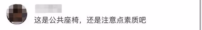63歲楊麗萍與友聚餐惹爭議！腳踩座椅頭頂小飛鳥，胸前大玉佩矚目