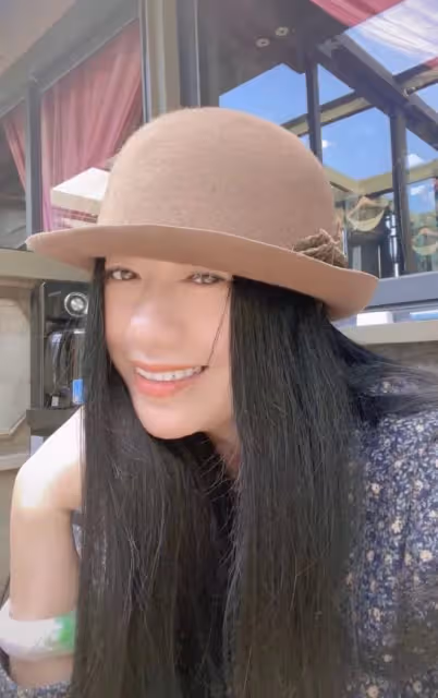 63歲楊麗萍與友聚餐惹爭議！腳踩座椅頭頂小飛鳥，胸前大玉佩矚目