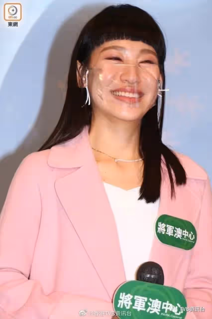 突發！TVB新晉小花淚灑現場，否認工作過勞導致生病跌倒