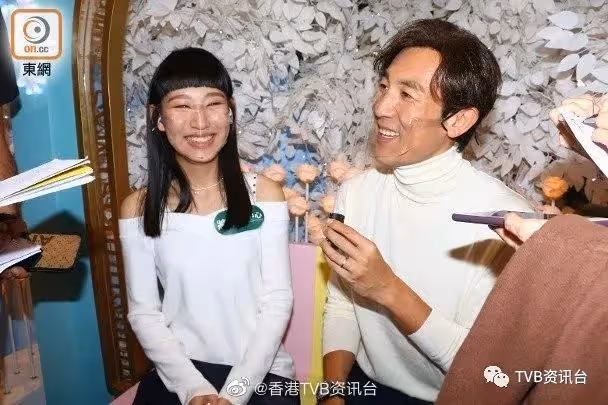 突發！TVB新晉小花淚灑現場，否認工作過勞導致生病跌倒