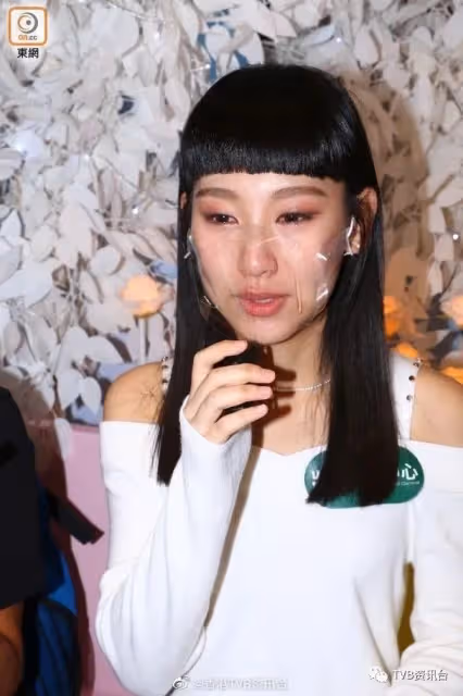 突發！TVB新晉小花淚灑現場，否認工作過勞導致生病跌倒