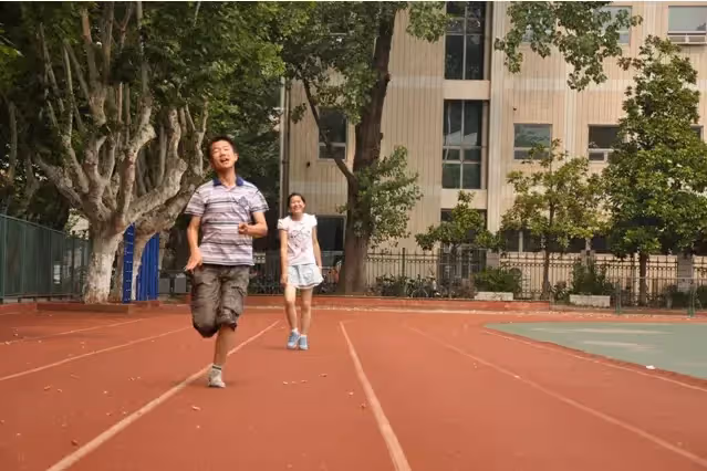 一手養大弟弟！姐姐婚後向弟弟「借2.2萬」救急　弟弟卻讓姐姐「寫欠條」回家打開一看哭了