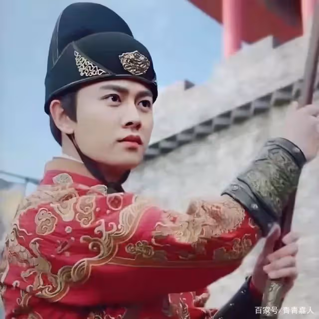 任嘉倫眼睛明亮有神采，粉絲呼籲給眼睛買上保險！