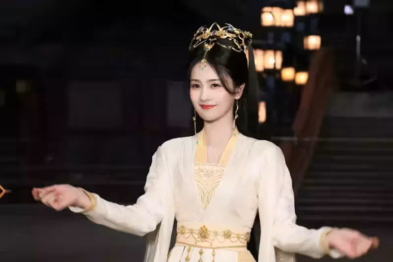 白鹿《長月燼明》造型大賞，和羅雲熙同框太搶眼，讓人怦然心動