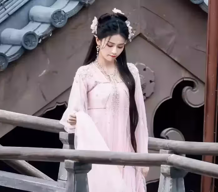 白鹿《長月燼明》造型大賞，和羅雲熙同框太搶眼，讓人怦然心動