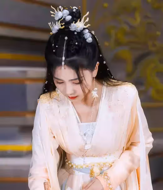 白鹿《長月燼明》造型大賞,和羅雲熙同框太搶眼,讓人怦然心動