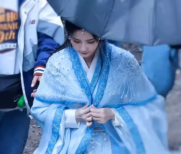 白鹿《長月燼明》造型大賞,和羅雲熙同框太搶眼,讓人怦然心動