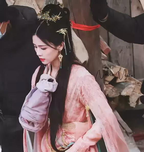 白鹿《長月燼明》造型大賞,和羅雲熙同框太搶眼,讓人怦然心動