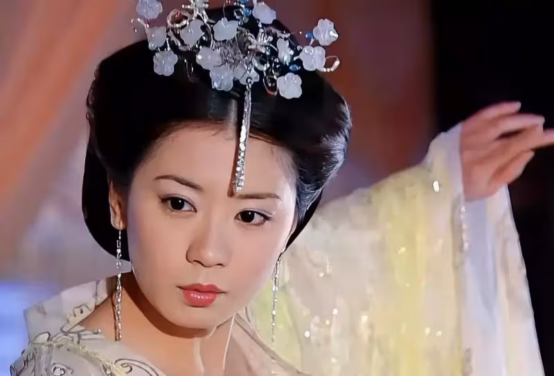 「身高不夠顏值來湊」的4大女星,最低1米53,卻靠顏值與實力站穩了腳跟