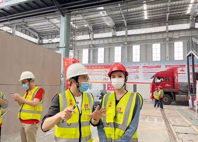 知名港星陳貝兒現身抗疫前線！戴帽深入方艙內，感謝大家對港支援