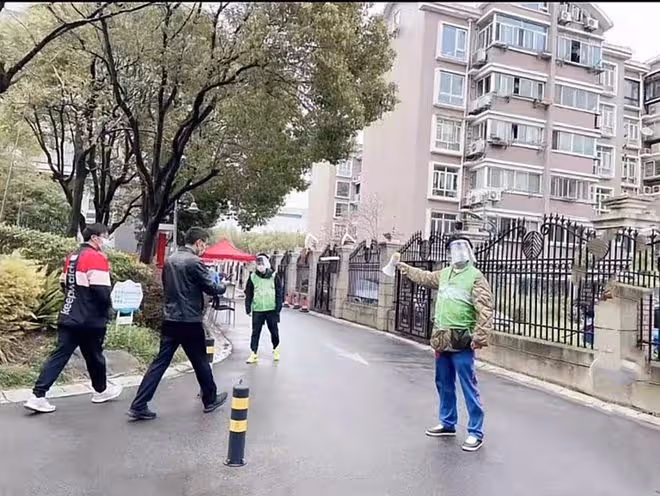 知名港星陳貝兒現身抗疫前線！戴帽深入方艙內，感謝大家對港支援