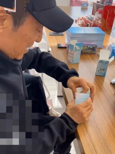 71歲張藝謀身體狀況引擔憂,拆盲盒包裝雙手顫抖,兩鬢斑白臉消瘦